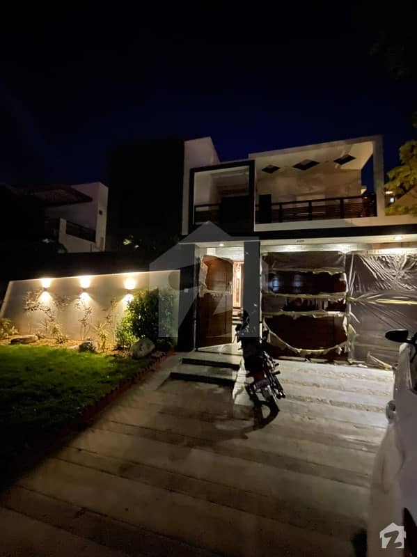 ڈی ایچ اے فیز 5 ڈی ایچ اے کراچی میں 6 کمروں کا 1 کنال مکان 11 کروڑ میں برائے فروخت۔