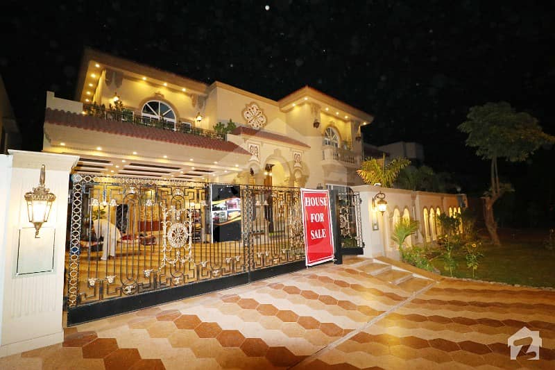 100% Original Add Out Class Stylish Luxury 1 Kanal Bungalow For Sale In Dha Phase 8 . Near Park Mosque Market