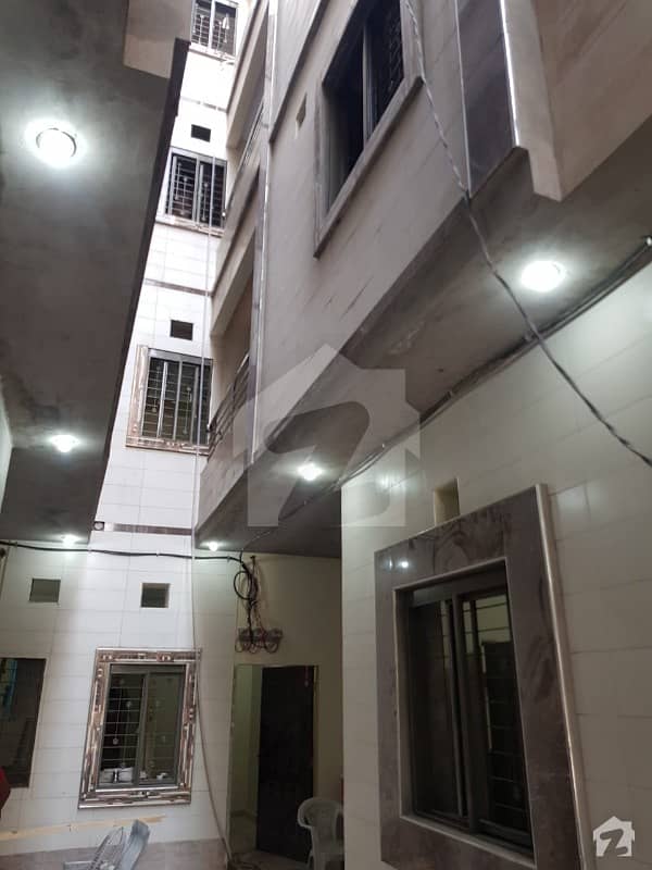 مسلم ٹاؤن لاہور میں 12 کمروں کا 6 مرلہ فلیٹ 3.5 کروڑ میں برائے فروخت۔