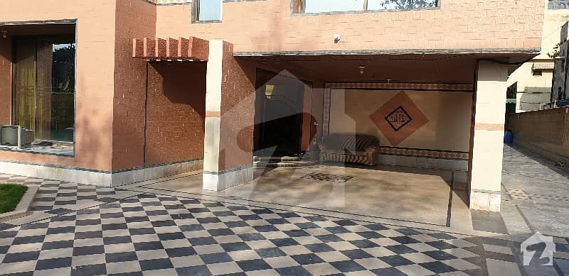 گلبرگ 3 گلبرگ لاہور میں 11 کمروں کا 2 کنال مکان 3.75 لاکھ میں کرایہ پر دستیاب ہے۔