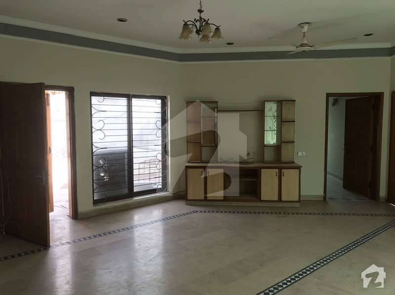 1 Kanal Corner Independent Upper Portion For Rent In Good Condition In Wapda Town Phase 1