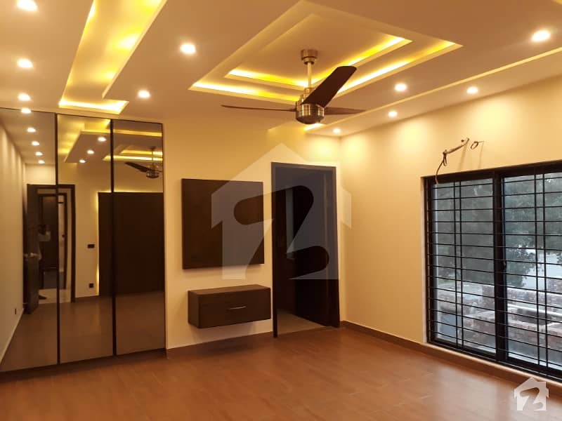 بحریہ ٹاؤن سیکٹر سی بحریہ ٹاؤن لاہور میں 5 کمروں کا 1 کنال مکان 5.5 کروڑ میں برائے فروخت۔