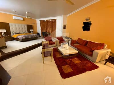 1000 Yards Fully Furnished like New House is Available for Rent