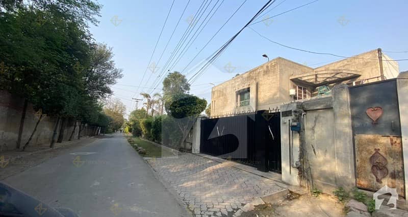 سی ایم اے کالونی کینٹ لاہور میں 2 کنال مکان 13.5 کروڑ میں برائے فروخت۔