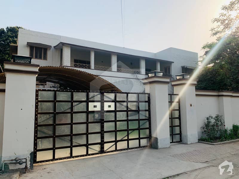 9000 Square Feet House Ideally Situated In Cantt