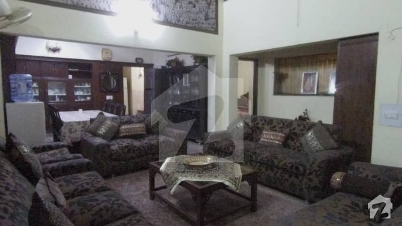 شادمان لاہور میں 11 کمروں کا 2.4 کنال مکان 16.5 کروڑ میں برائے فروخت۔