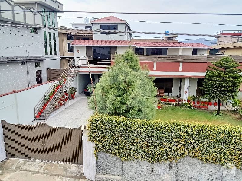 1.25 Kanal House For Sale With Lawn