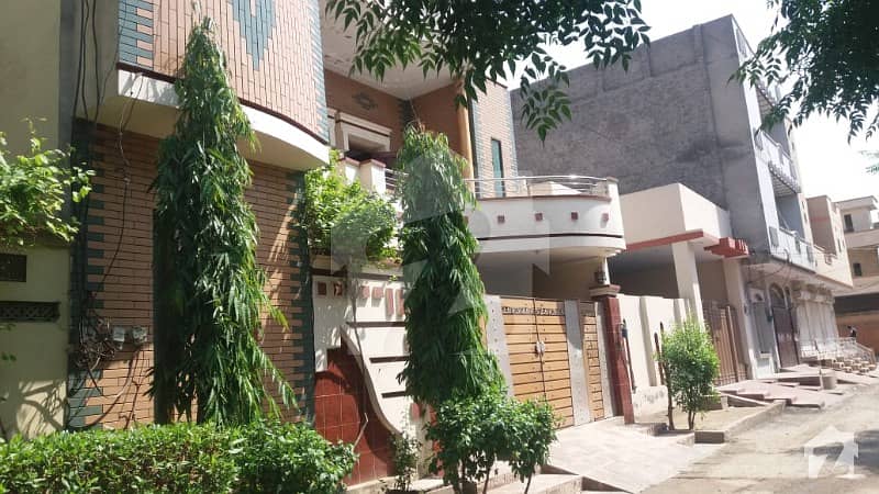 مسلم ٹاؤن فیصل آباد میں 5 کمروں کا 8 مرلہ مکان 1.6 کروڑ میں برائے فروخت۔