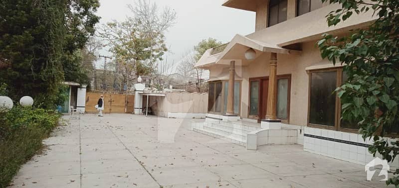 کینٹ پشاور میں 10 کمروں کا 3.85 کنال مکان 3.5 لاکھ میں کرایہ پر دستیاب ہے۔