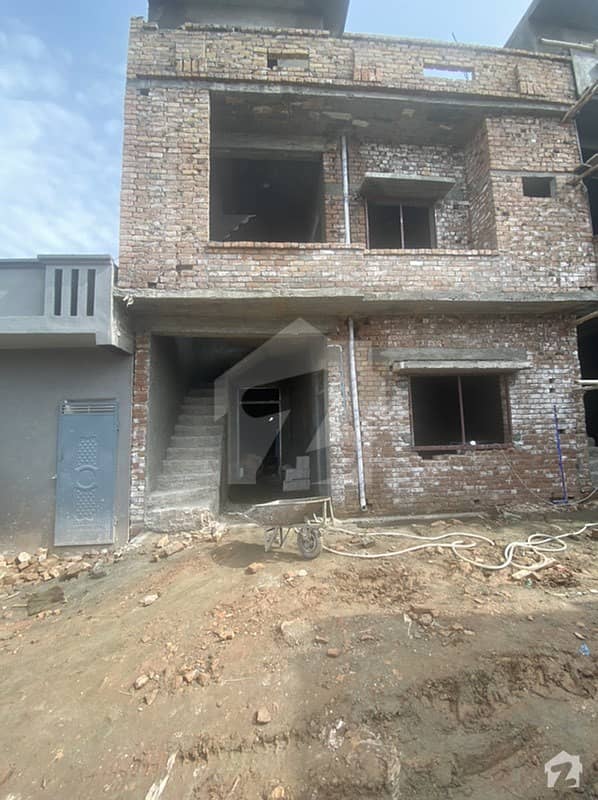 رزاق ٹاؤن چکراروڈ راولپنڈی میں 4 کمروں کا 8 مرلہ مکان 68 لاکھ میں برائے فروخت۔