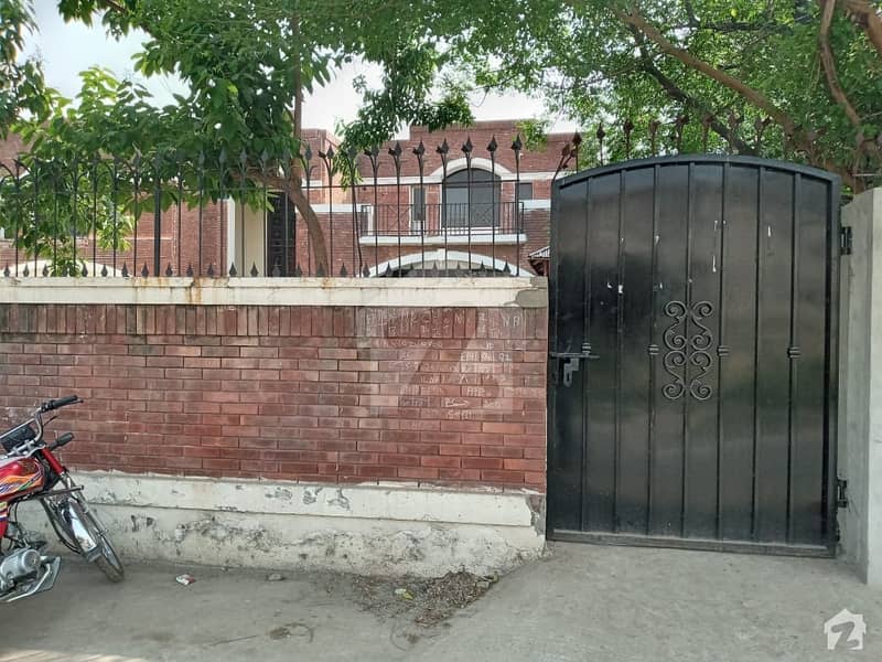 گارڈن ٹاؤن - بابر بلاک گارڈن ٹاؤن لاہور میں 7 کمروں کا 2 کنال مکان 3.8 لاکھ میں کرایہ پر دستیاب ہے۔