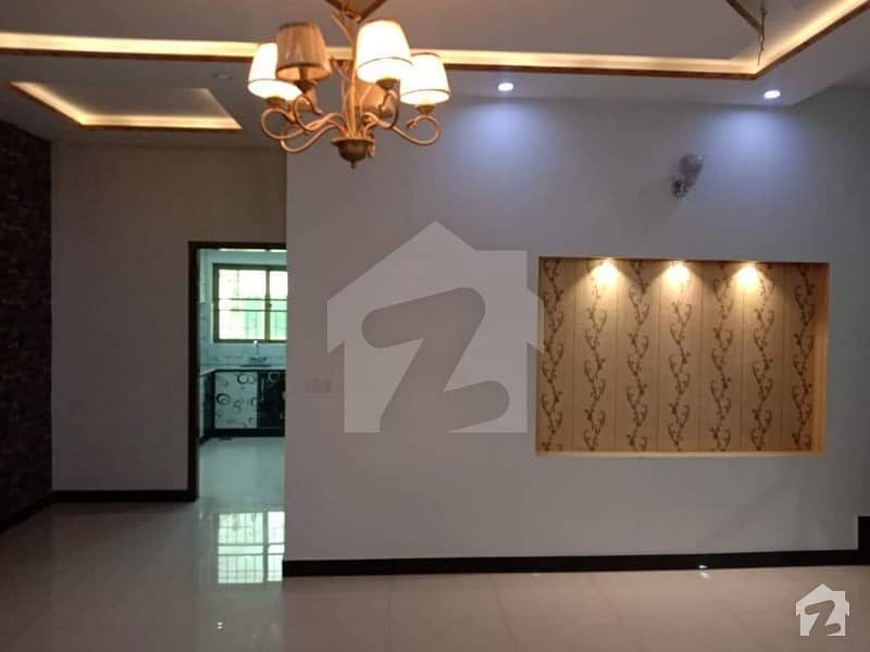 پی آئی اے ہاؤسنگ سکیم لاہور میں 5 کمروں کا 10 مرلہ مکان 2.15 کروڑ میں برائے فروخت۔