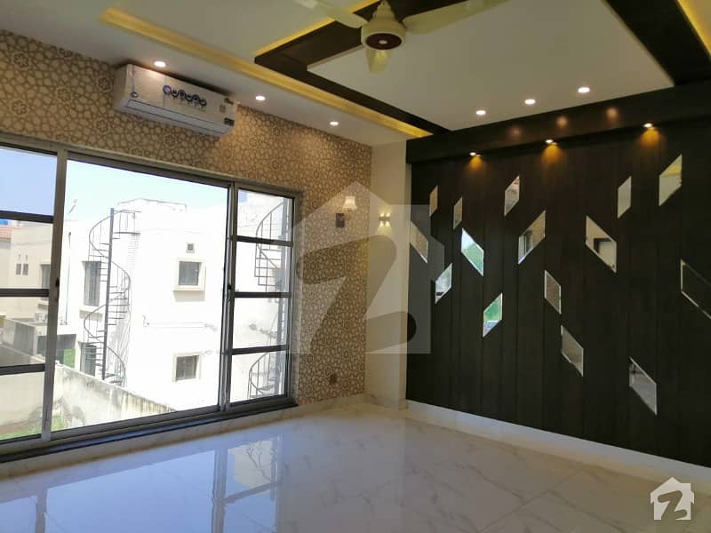 بحریہ ٹاؤن جاسمین بلاک بحریہ ٹاؤن سیکٹر سی بحریہ ٹاؤن لاہور میں 5 کمروں کا 1 کنال مکان 5.2 کروڑ میں برائے فروخت۔
