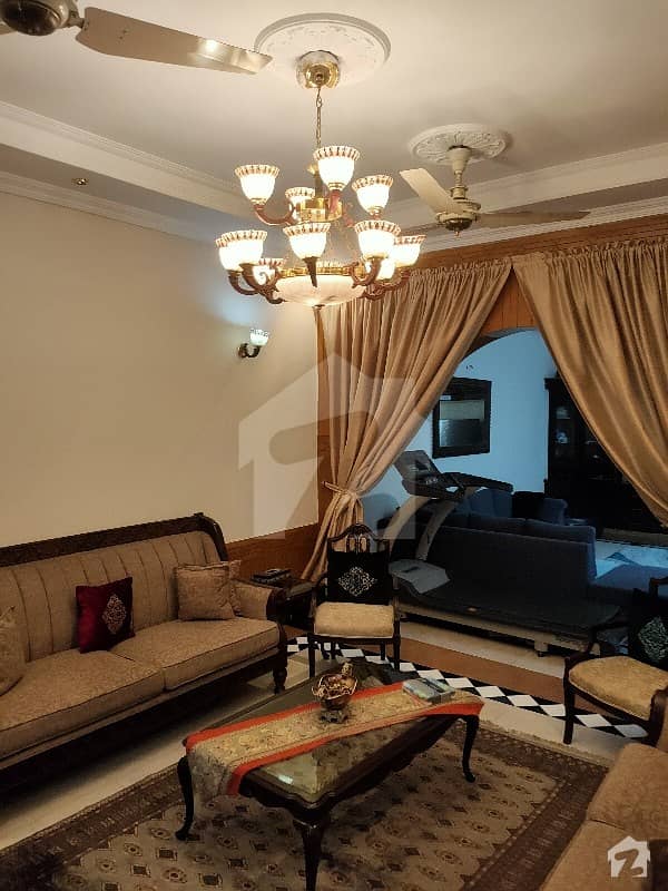 علامہ اقبال ٹاؤن لاہور میں 6 کمروں کا 12 مرلہ مکان 2.8 کروڑ میں برائے فروخت۔