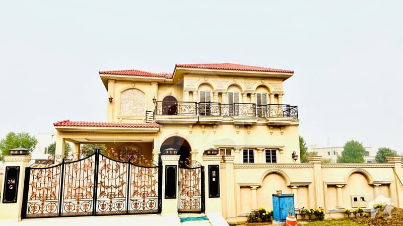 Ideally Located House Of 4500  Square Feet Is Available For Sale In Lahore