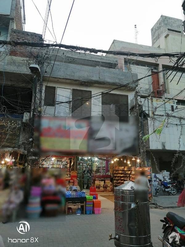 مون مارکیٹ علامہ اقبال ٹاؤن لاہور میں 10 مرلہ دفتر 80 لاکھ میں برائے فروخت۔