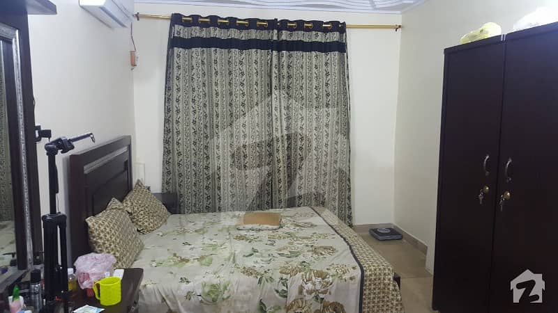 رنچھوڑ لائن بازار کراچی میں 3 کمروں کا 4 مرلہ فلیٹ 33 لاکھ میں برائے فروخت۔
