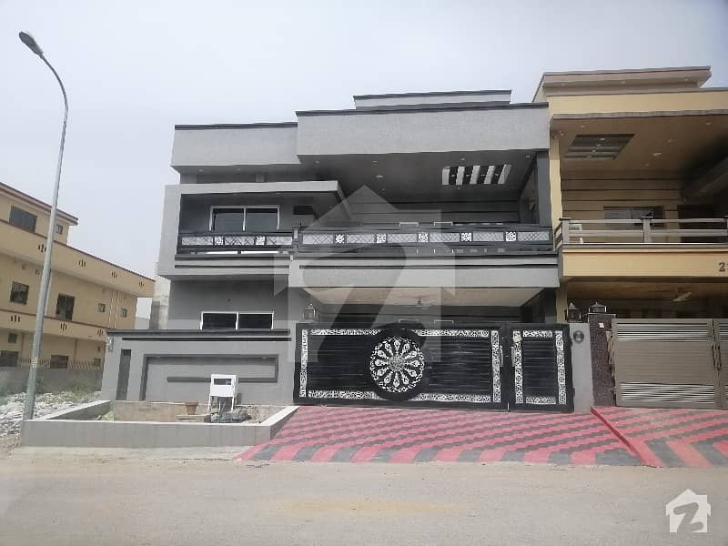 12 Marla Brand New House For Sale In Madina Town