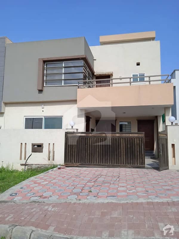 بحریہ ٹاؤن فیز 8 بحریہ ٹاؤن راولپنڈی راولپنڈی میں 5 کمروں کا 8 مرلہ مکان 1.6 کروڑ میں برائے فروخت۔