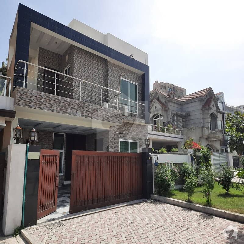 بحریہ انٹلیکچول ویلج بحریہ ٹاؤن راولپنڈی راولپنڈی میں 5 کمروں کا 14 مرلہ مکان 3.8 کروڑ میں برائے فروخت۔