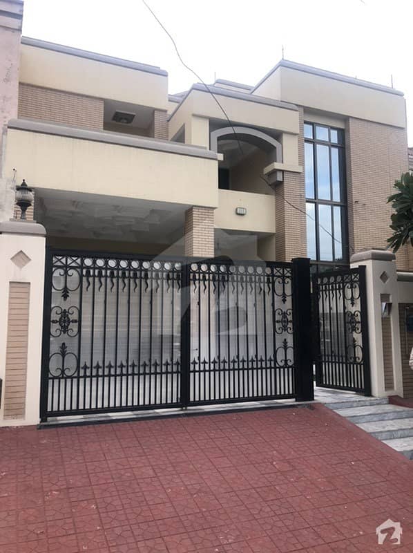 لاثانی ٹاؤن فیصل آباد میں 4 کمروں کا 10 مرلہ مکان 3.5 کروڑ میں برائے فروخت۔