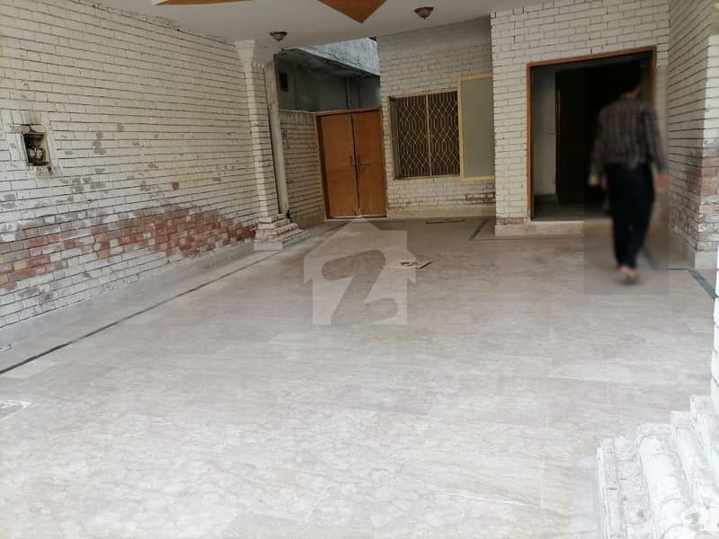 علی ٹاؤن لاہور میں 7 کمروں کا 1 کنال مکان 3 کروڑ میں برائے فروخت۔