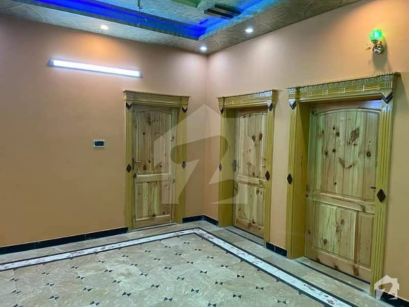آفیسر کالونیی شامی روڈ پشاور میں 8 کمروں کا 5 مرلہ مکان 1.25 کروڑ میں برائے فروخت۔