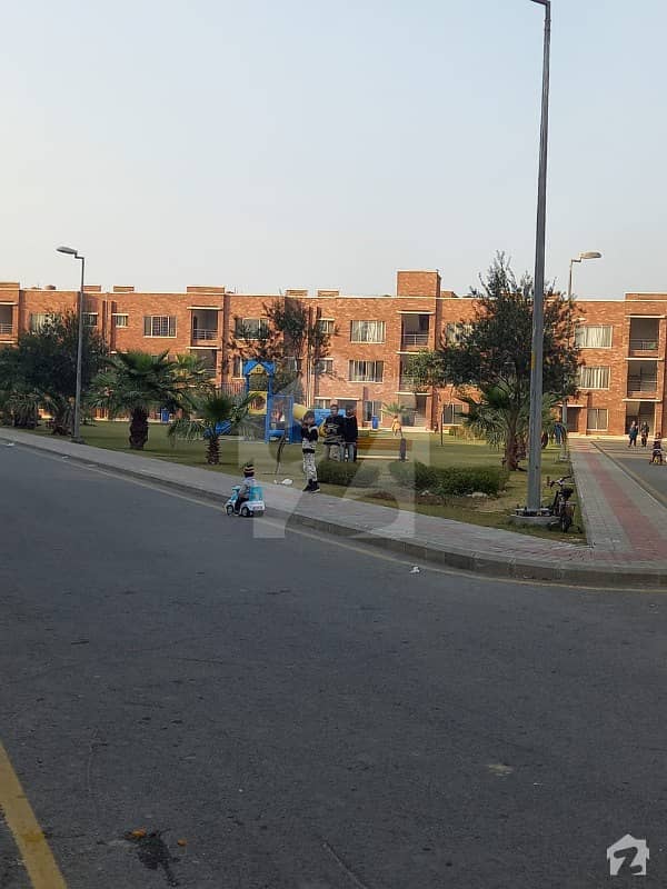 عوامی ولاز بحریہ آرچرڈ لاہور میں 2 کمروں کا 4 مرلہ فلیٹ 33.5 لاکھ میں برائے فروخت۔