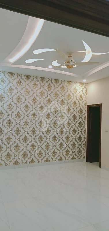 ایڈن ویلی فیصل آباد میں 4 کمروں کا 7 مرلہ مکان 2.5 کروڑ میں برائے فروخت۔