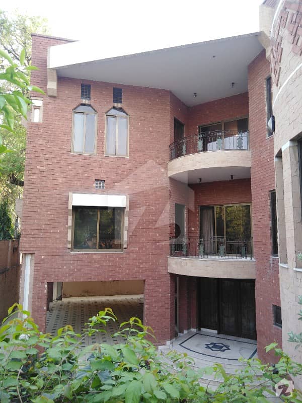 فالکنز انکلیو کینٹ لاہور میں 5 کمروں کا 1.6 کنال مکان 16.5 کروڑ میں برائے فروخت۔