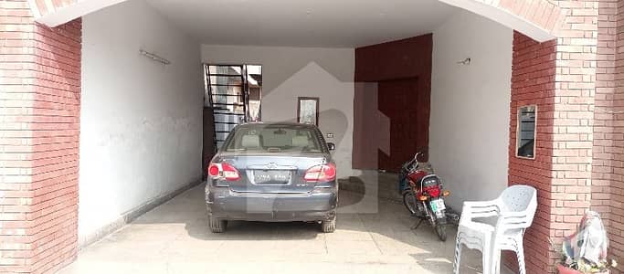 پی اے ایف آفیسرز کالونی کینٹ لاہور میں 4 کمروں کا 1 کنال مکان 3.8 کروڑ میں برائے فروخت۔