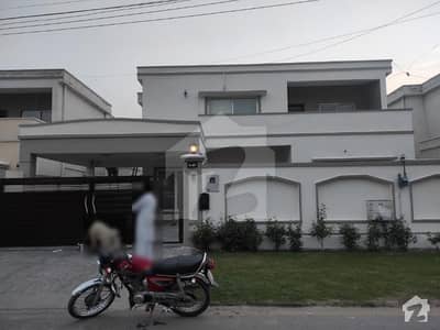 فالکن کمپلیکس - طفیل روڈ کینٹ لاہور میں 5 کمروں کا 1 کنال مکان 7 کروڑ میں برائے فروخت۔