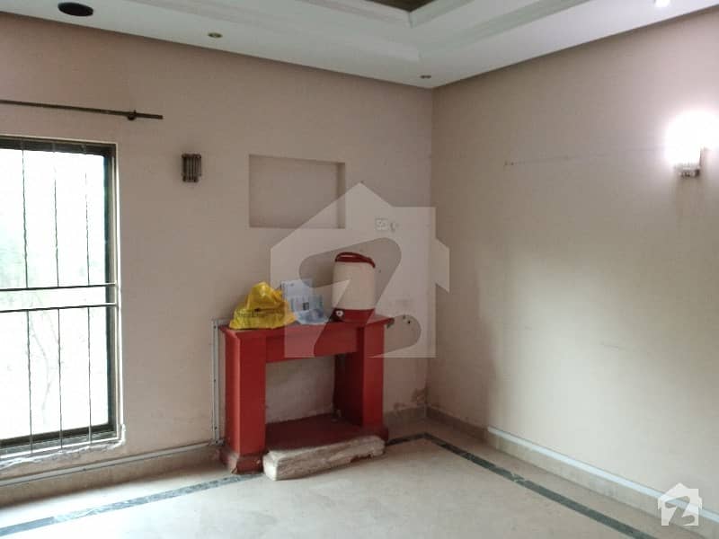 جوہر ٹاؤن لاہور میں 4 کمروں کا 12 مرلہ مکان 2.6 کروڑ میں برائے فروخت۔