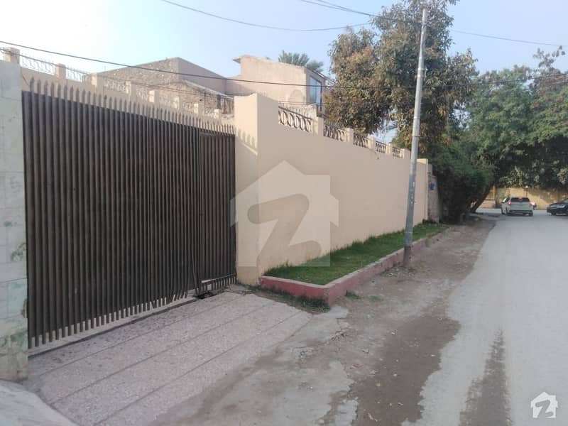 House In Hayatabad Sized 1 Kanal Is Available