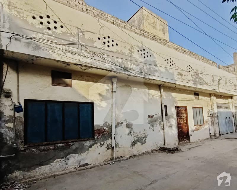 مدینہ ٹاؤن فیصل آباد میں 5 کمروں کا 8 مرلہ مکان 1.25 کروڑ میں برائے فروخت۔