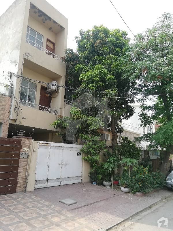 Ideal Location Triple Storey House Is Available For Sale