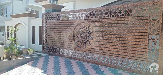 سوان گارڈن اسلام آباد میں 5 کمروں کا 10 مرلہ مکان 65 ہزار میں کرایہ پر دستیاب ہے۔