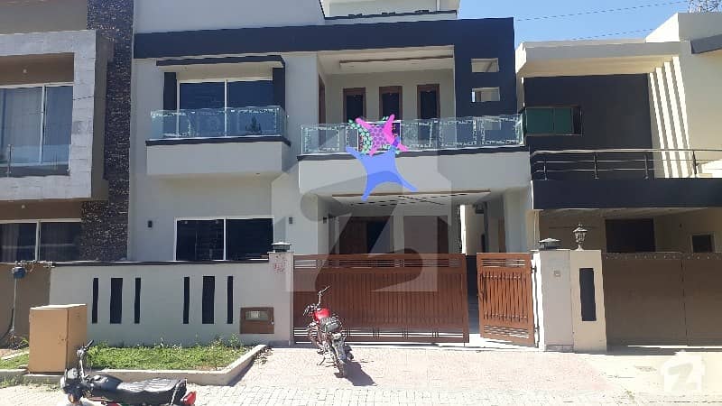 بحریہ ٹاؤن فیز 4 بحریہ ٹاؤن راولپنڈی راولپنڈی میں 5 کمروں کا 10 مرلہ مکان 3.3 کروڑ میں برائے فروخت۔