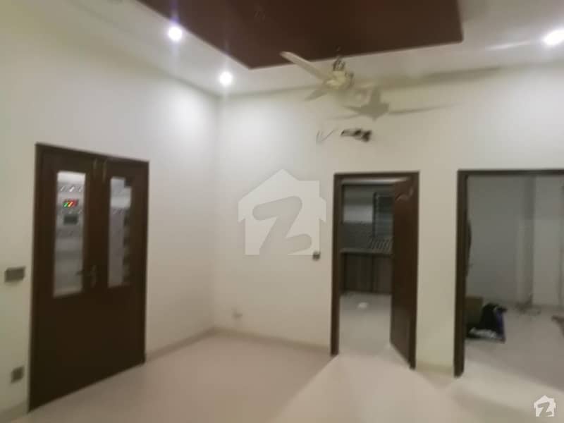 Flat Of 7 Marla In College Road Is Available