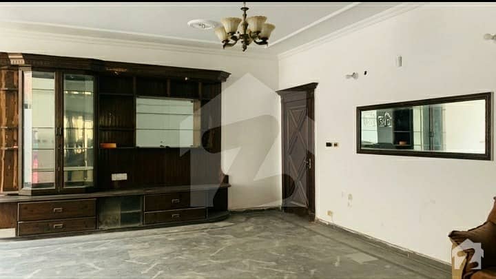 Gorgeous 2 Kanal Lower Portion For Rent Available In Model Town