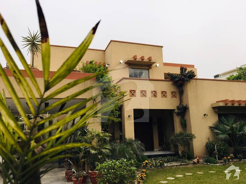 سکھ چین گارڈنز ۔ بلاک ای سکھ چین گارڈنز لاہور میں 7 کمروں کا 2 کنال مکان 7.5 کروڑ میں برائے فروخت۔