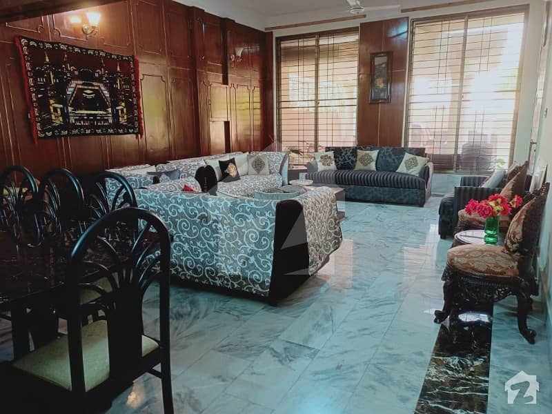 ماڈل ٹاؤن لاہور میں 9 کمروں کا 2 کنال مکان 13.5 کروڑ میں برائے فروخت۔
