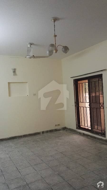 سرفراز رفیقی روڈ کینٹ لاہور میں 3 کمروں کا 8 مرلہ مکان 2.5 کروڑ میں برائے فروخت۔