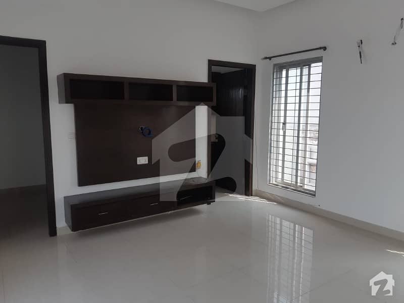 1 KANAL FULL HOUSE FURNISHED OUTCLASS LOCATED DHA PHASE 5 LAHORE
