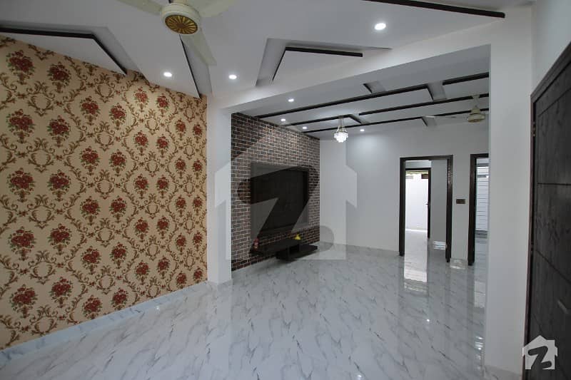 فارمانئیٹس ہاؤسنگ سکیم لاہور میں 3 کمروں کا 5 مرلہ مکان 1.1 کروڑ میں برائے فروخت۔