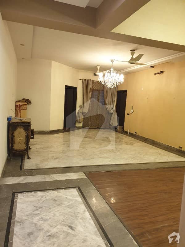 کینٹ لاہور میں 4 کمروں کا 1.5 کنال مکان 2.5 لاکھ میں کرایہ پر دستیاب ہے۔