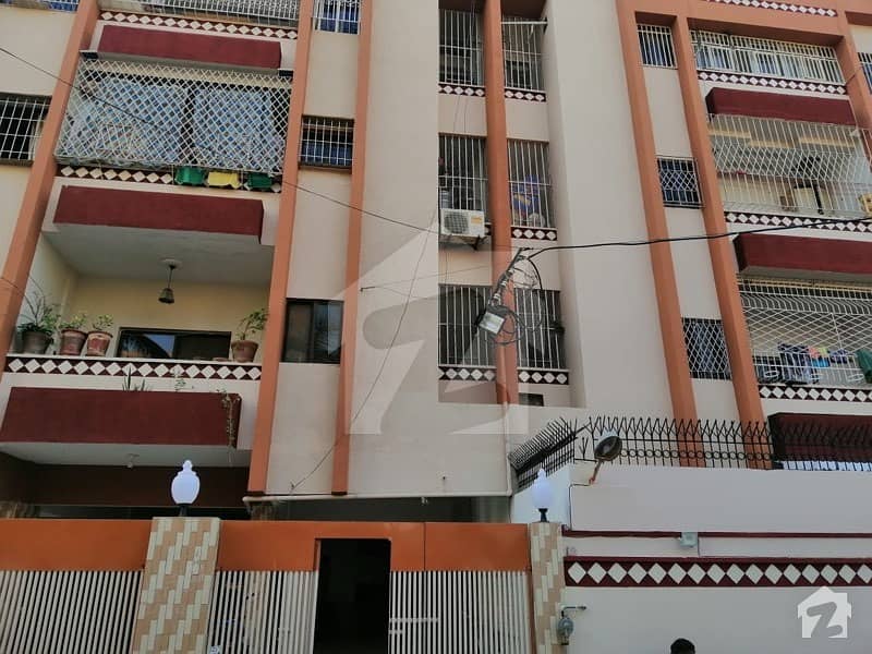 کلفٹن کراچی میں 3 کمروں کا 8 مرلہ فلیٹ 3.25 کروڑ میں برائے فروخت۔
