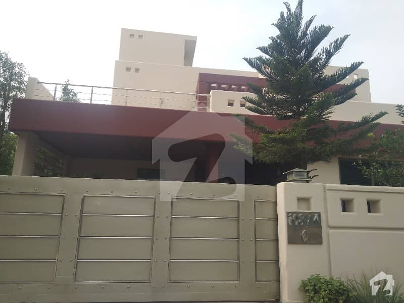3 BEEDROOM PLUS DINING ROOM ONE KANAL UPPER PORTION AVALIBLE  FOR RENT IN DHA LAHORE ;