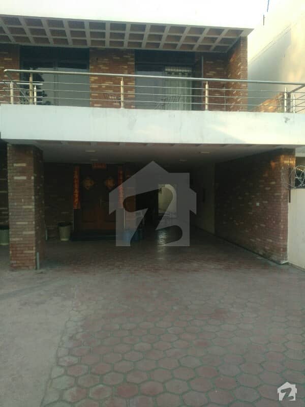ماڈل ٹاؤن لاہور میں 6 کمروں کا 1 کنال مکان 2.5 لاکھ میں کرایہ پر دستیاب ہے۔
