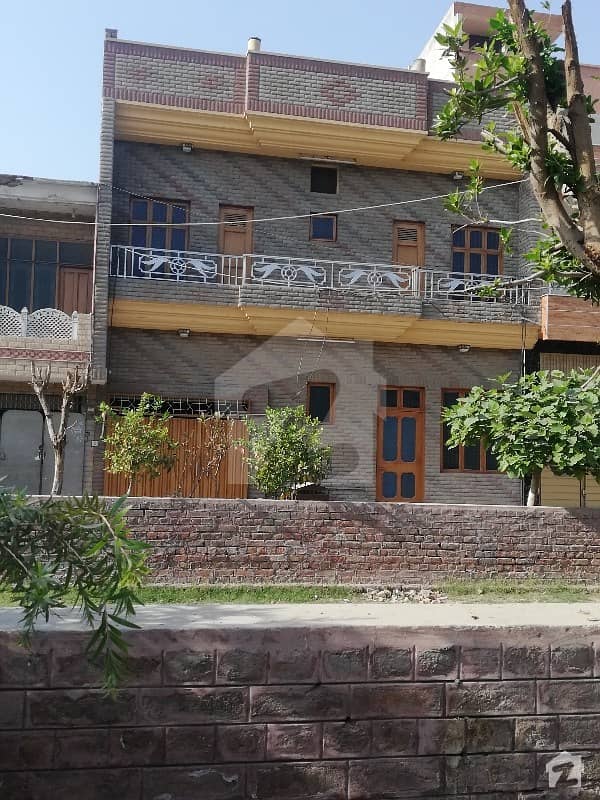 گلستان کالونی نمبر 2 فیصل آباد میں 8 کمروں کا 5 مرلہ مکان 60 ہزار میں کرایہ پر دستیاب ہے۔